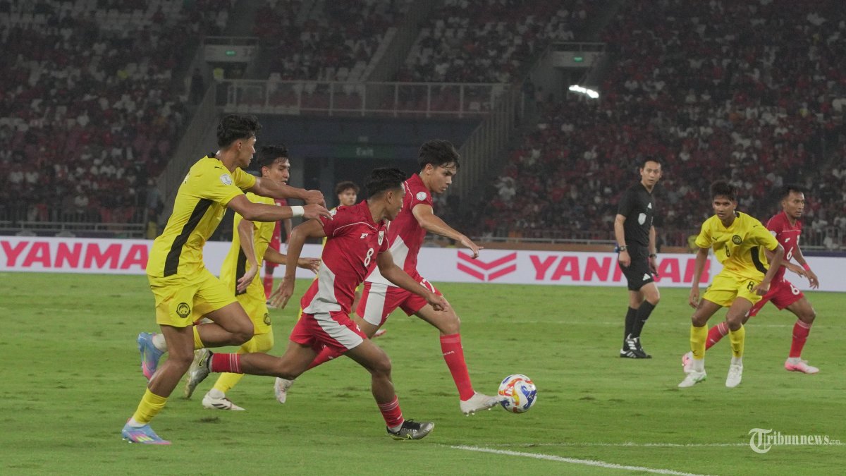 PIALA AFF U23 – Pesepak bola Timnas U-23 Indonesia berebut bola dengan pesepak bola Malaysia pada laga babak penyisihan Grup A Piala AFF U-23 di Stadion Utama Gelora Bung Karno (SUGBK), Senayan, Jakarta Pusat, Senin (21/7/2025). Hasil sementara pada babak pertama Timnas U-23 Indonesia melawan Malaysia dengan skor 0-0. Tribunnews/Jeprima
