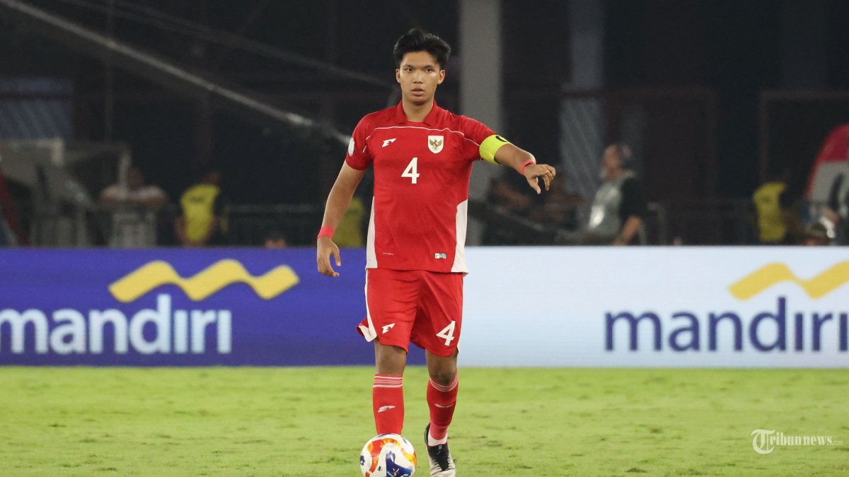 PIALA AFF U23 - Pesepak bola Timnas U-23 Indonesia Kadek Arel Priyatna saat melawan Timnas Malaysia pada pertandingan penyisihan Grup A Piala AFF U-23 di Stadion Utama Gelora Bung Karno (SUGBK), Jakarta, Selasa (15/7/2025). Sementara 0-0 pada babak pertama. Foto diambil menggunakan kamera Canon EOS R1 dengan lensa RF 100-500mm. TRIBUNNEWS/HERUDIN
