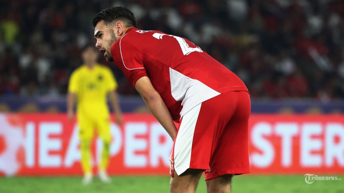 PIALA AFF U23 - Pesepak bola Timnas U-23 Indonesia Jens Raven saat melawan Timnas Malaysia pada pertandingan penyisihan Grup A Piala AFF U-23 di Stadion Utama Gelora Bung Karno (SUGBK), Jakarta, Selasa (15/7/2025). Sementara 0-0 pada babak pertama. Foto diambil menggunakan kamera Canon EOS R1 dengan lensa RF 100-500mm. TRIBUNNEWS/HERUDIN
