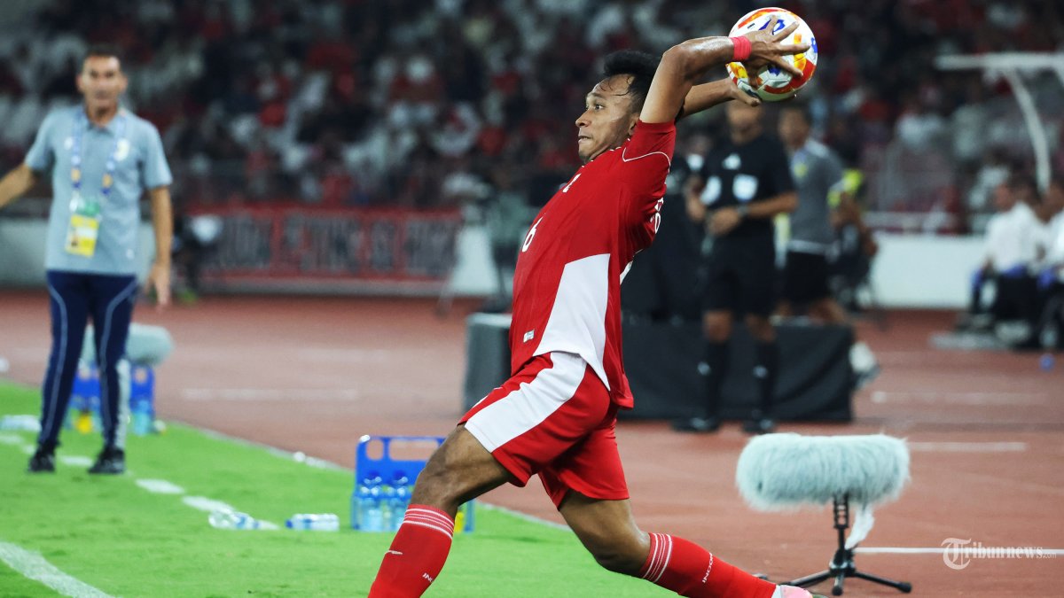 PIALA AFF U23 - Pesepak bola Timnas U-23 Indonesia Robi Darwis melakukan lemparan ke dalam saat melawan Timnas Malaysia pada pertandingan penyisihan Grup A Piala AFF U-23 di Stadion Utama Gelora Bung Karno (SUGBK), Jakarta, Selasa (15/7/2025). Sementara 0-0 pada babak pertama. Foto diambil menggunakan kamera Canon EOS R1 dengan lensa RF 100-500mm. TRIBUNNEWS/HERUDIN
