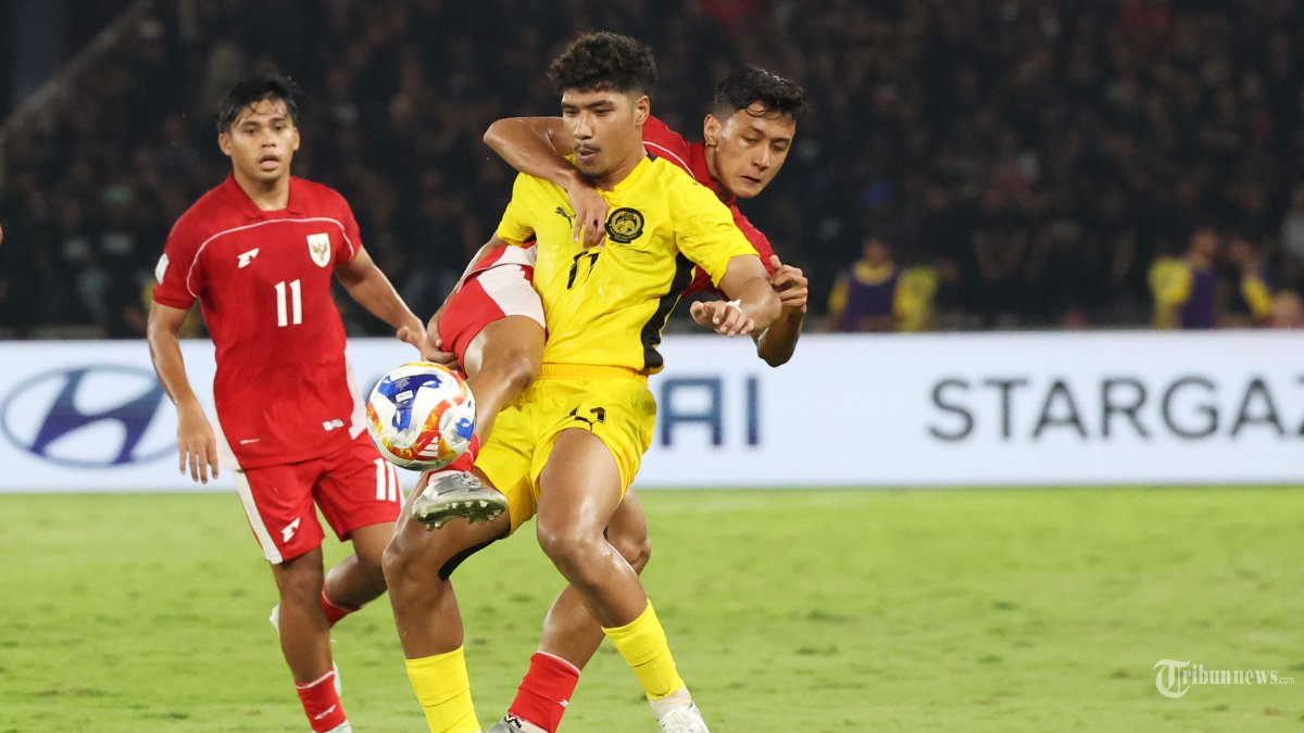 PIALA AFF U23 - Pesepak bola Timnas U-23 Indonesia Dony Tri Pamungkas berebut bola dengan pesepak bola Timnas Malaysia pada pertandingan penyisihan Grup A Piala AFF U-23 di Stadion Utama Gelora Bung Karno (SUGBK), Jakarta, Selasa (15/7/2025). Sementara 0-0 pada babak pertama. Foto diambil menggunakan kamera Canon EOS R1 dengan lensa RF 100-500mm. TRIBUNNEWS/HERUDIN
