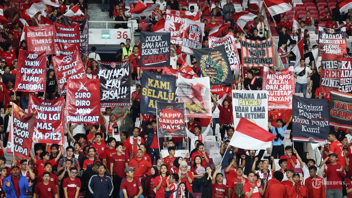 PIALA AFF U23 - Suporter semangat memberikan dukungan kepada Timnas U-23 Indonesia saat melawan pesepak bola Timnas Malaysia pada pertandingan penyisihan Grup A Piala AFF U-23 di Stadion Utama Gelora Bung Karno (SUGBK), Jakarta, Selasa (15/7/2025). Sementara 0-0 pada babak pertama. Foto diambil menggunakan kamera Canon EOS R1 dengan lensa RF 100-500mm. TRIBUNNEWS/HERUDIN
