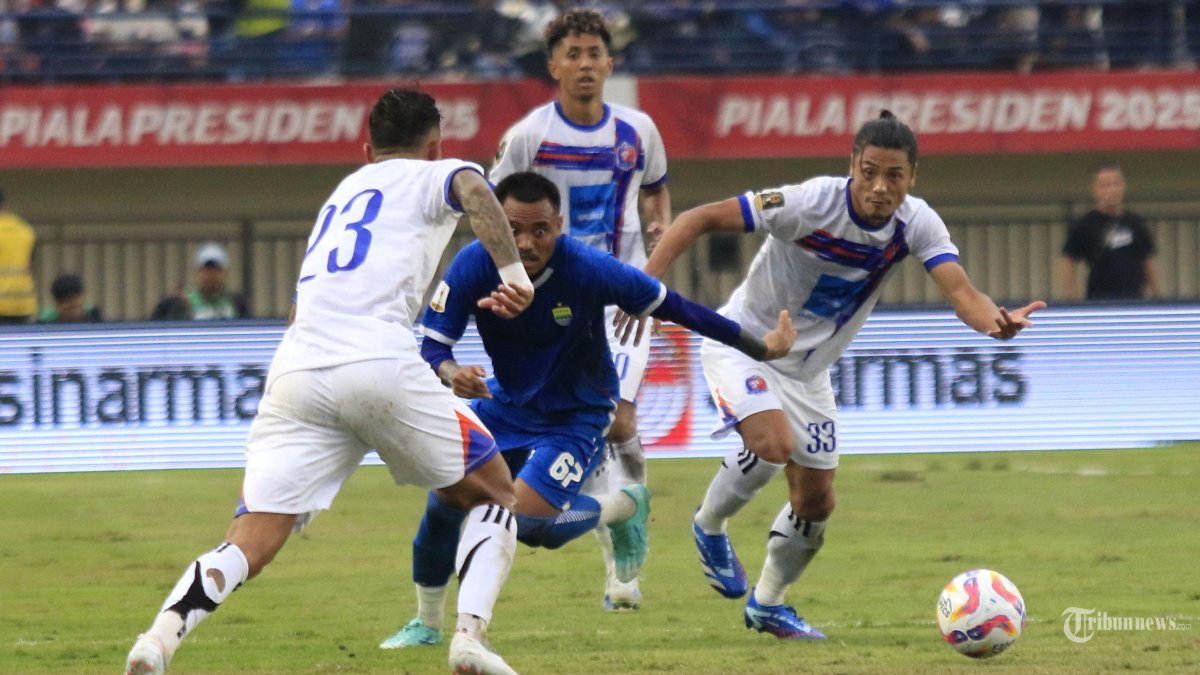 Persib Bandung menghadapi Port FC dalam laga Piala Presiden 2025 di Stadion Si Jalak Harupat, Kabupaten Bandung, Jawa Barat, Minggu (6/7/2025). Pertandingan berakhir untuk kemenangan Port FC dengan skor 2-0. (TRIBUN JABAR/GANI KURNIAWAN)