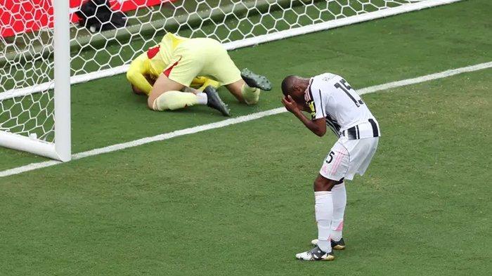 Ekspresi pesepak bola Juventus, Pierre Kalulu (kanan) setelah gol bunuh diri saat melawan Manchester City dalam ajang Piala Dunia Antarklub 2025 di Camping World Stadium, Jumat (27/6/2025). Juventus kalah telak 2-5 dan Man City. (Foto diambil dari laman resmi FIFA Club World Cup 2025 pada Jumat, 27 Juni 2025).