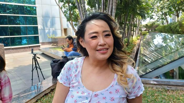 PINKAN MAMBO - Penyanyi Pinkan Mambo ditemui di kawasan Tendean, Jakarta Selatan, Senin (31/7/2023). Kini Pinkan Mambo banjir kritikan setelah jualan donat di TikTok.