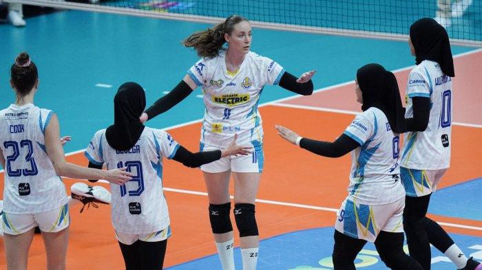 HASIL PROLIGA 2025 - Pevoli Jakarta Electric PLN, Polina Shemanova (tengah) melakukan tos dengan rekannya saat melawan tim voli putri Jakarta Popsivo Polwan dalam seri ketiga Final Four Proliga 2025 di Gor Sritex Arena, Solo, Kamis (1/5/2025). Electric PLN berhasil mengalahkan Popsivo Polwan dengan skor akhir 3-1 (25-23, 25-21, 22-25, 25-20). TRIBUNNEWS/Muhammad Nursina