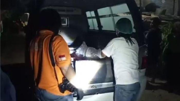 Polisi Bawa Jenazah Bayi yang Dikubur Ibunya_1