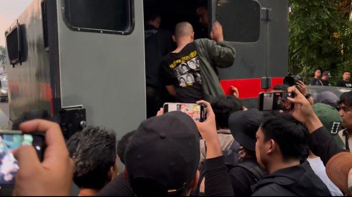 MAY DAY 2025 - Sejumlah orang diamankan dan dibawa petugas kepolisian ke mobil tahanan saat pembubaran unjuk rasa peringatan Hari Buruh Internasional (May Day) 2025, di kawasan komplek DPR RI, Senayan, Jakarta, Kamis (1/5/2025). Belasan orang diamankan polisi dari unjuk rasa yang diwarnai kericuhan tersebut.