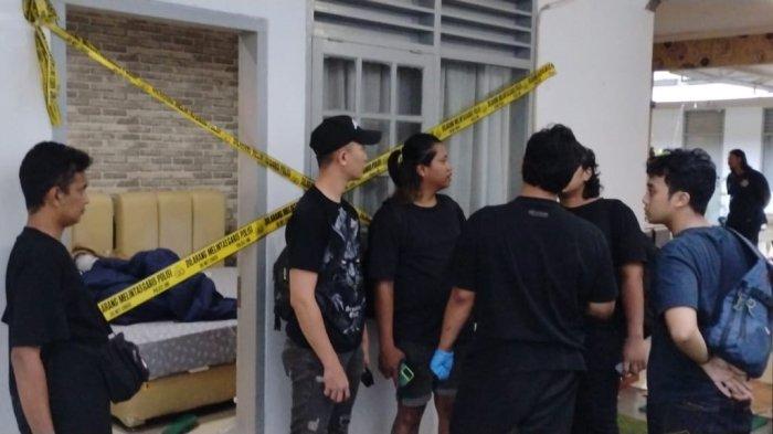 DIPLOMAT TEWAS - Polisi melakukan olah Tempat Kejadian Perkara (TKP) atas penemuan jasad diplomat muda Kementerian Luar Negeri RI (Kemlu) berinisial ADP (39) di Indekos kawasan Gondangdia, Jalan Gondangdia Kecil, Menteng, Jakarta Pusat, Selasa (8/7/2025). Garis polisi dipasang di depan kamar Indekos Gondia yang ditempati ADP.