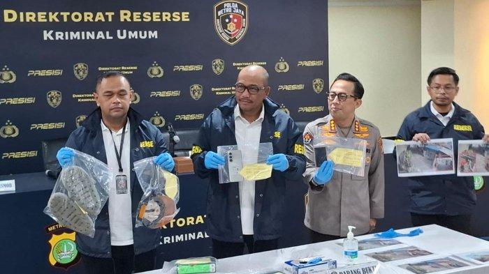 BUKTI JAMBRET PONSEL - Ditreskrimum Polda Metro Jaya menunjukkan barang bukti kasus penjambretan telepon seluler atau ponsel terhadap korban bocah laki-laki AAH (8) yang terjadi di Gang Kramat Bambu RT 12 RW 8, Srengseng Sawah, Jagakarsa pada Minggu (2/2/2025). Dari pemeriksaan tersangka, uang hasil menggadaikan ponsel curian itu dipakai untuk bermain judi slot.