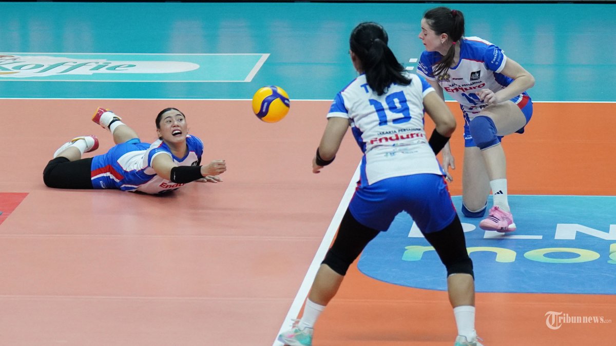 FINAL FOUR PROLIGA - Pevoli Pertamina Enduro, Nurlaili Kusuma Diningrat terjatuh saat mengejar bola dalam pertandingan melawan tim voli putri Popsivo Polwan dalam seri ketiga Final Four Proliga 2025 di Gor Sritex Arena, Solo, Minggu (4/5/2025). Popsivo Polwan keluar sebagai juara Final Four Proliga 2025 putaran kedua di Solo setelah mengalahkan Pertamina Enduro 3-0 (25-19, 25-17, 26-24). 
 (Tribun Solo/Muhammad Nursina)