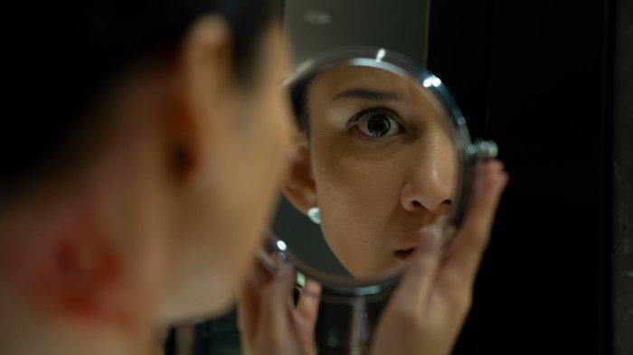Poster film terbaru Netflix, A Normal Woman reg