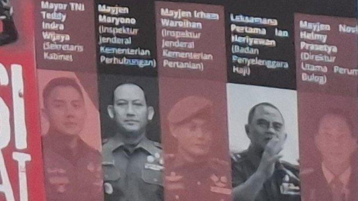 REVISI UU TNI - Poster bergambar lima perwira TNI aktif yang kini menduduki jabatan di pemerintahan Prabowo Subianto, dipajang saat konferensi penolakan revisi Undang-Undang Nomor 34 Tahun 2004 tentang TNI, di Gedung YLBHI, Menteng, Jakarta Pusat, Kamis (6/3/2025). Kelima perwira TNI tersebut adalah Letkol Inf Teddy Indra Wijaya, Mayjen Maryono, Mayjen Irham Waroihan, Laksamana Pertama Ian Heriyawan, dan Mayjen Novi Helmy Prasetya.