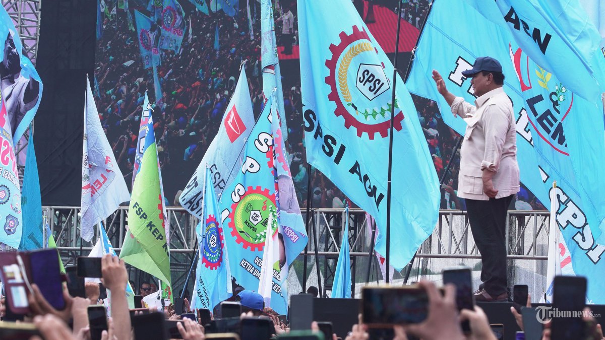 HARI BURUH - Presiden RI Prabowo Subianto menghadiri acara peringatan Hari Buruh Internasional atau May Day di Lapangan Monas, Jakarta Pusat, Kamis (1/5/2025). Peringatan Hari Buruh Internasional 2025 kali ini di selenggarakan di lapangan Monas yang dihadiri sekitar 200.000 Buruh dari berbagai elemen organisasi buruh. Peringatan Hari Buruh kali ini membawa enam tuntutan utama yaitu Penghapusan sistem outsourcing, Pengesahan RUU Perlindungan Pekerja Rumah Tangga (PPRT), Revisi Undang-Undang Nomor 13 Tahun 2003 tentang Ketenagakerjaan, Realisasi upah layak, Pengesahan RUU Perampasan Aset untuk pemberantasan korupsi, Pembentukan Satuan Tugas Pemutusan Hubungan Kerja (Satgas PHK). Dalam pidatonya Prabowo menyampaikan akan membentuk Satgas PHK, meloloskan RUU perlindungan pekerja rumah tangga, serta berusaha memberantas korupsi di Indonesia. Tribunnews/Jeprima
