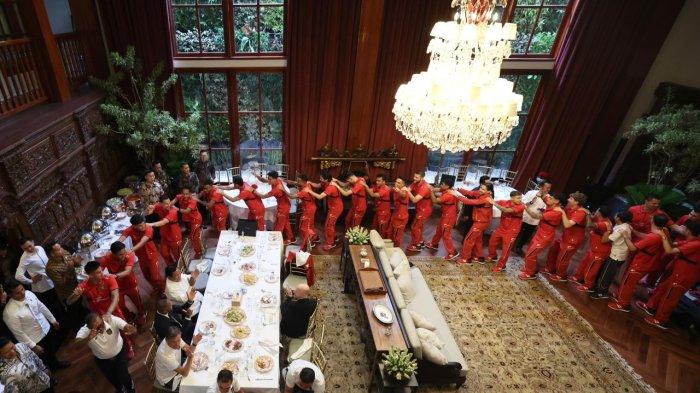 NYANYI BARENG PRABOWO - Presiden RI Prabowo Subianto bernyanyi dan makan siang bersama pemain Timnas Indonesia di kediamannya, Jalan Kertanegara, Kebayoran Baru, Jakarta Selatan, Jumat (6/6/2025). Hal ini dilakukannya sebagai bentuk apresiasi atas kemenangan skuad Garuda atas China dalam Kualifikasi Piala Dunia 2026 zona Asia.