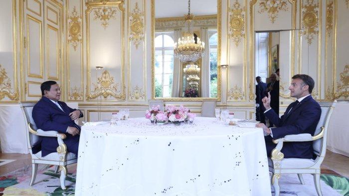 TAMU KEHORMATAN PRANCIS - Presiden Republik Indonesia, Prabowo Subianto, menghadiri jamuan makan malam yang diselenggarakan oleh Presiden Prancis, Emmanuel Macron, di Istana Elysee, Paris, Senin (14/7/2025) malam. Pertemuan tertutup ini berlangsung usai perayaan Bastille Day, Hari Nasional Prancis, di mana Indonesia menjadi tamu kehormatan.