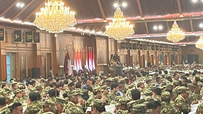 PIMPIN GALA DINNER - Presiden Prabowo Subianto memimpin gala dinner atau makan malam bersama para Kepala Daerah di Gedung Hudein, Akademi Militer, Magelang, Jawa Tengah, Kamis malam, (27/2/2025).