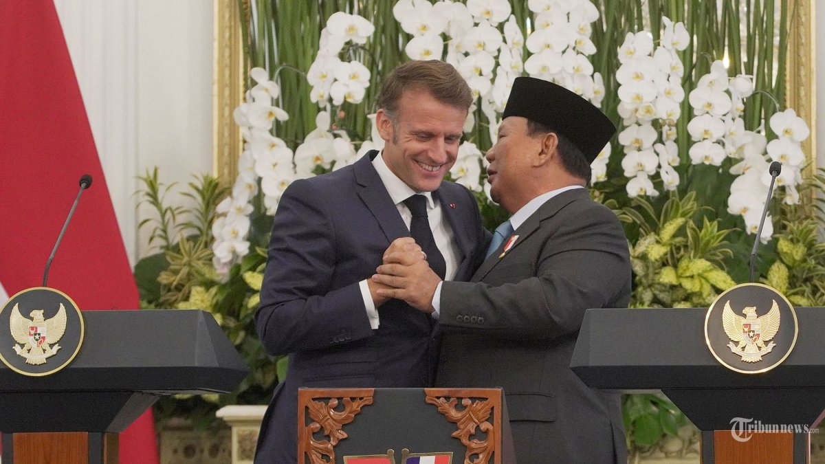 KUNJUNGAN PRESIDEN PRANCIS - Presiden Prabowo Subianto bersama Presiden Prancis Emmanuel Macron saling berjabat tangan usai memberikan keterangan pers pada kunjungan kenegaraan di Istana Merdeka, Jakarta, Rabu (28/5/2025).