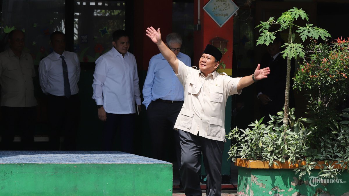 TINJAU PROGRAM MBG - Presiden RI Prabowo Subianto bersama pendiri Microsoft sekaligus filantropis Bill Gates berkunjung ke SDN 03 Jati Pulogadung, Jakarta Timur, Rabu (7/5/2025). Kedatangan Prabowo dan Bill Gates untuk meninjau langsung pelaksanaan program Makan Bergizi Gratis (MBG). Tribunnews/Jeprima