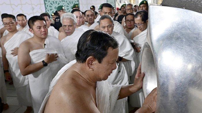 PRABOWO NASARUDDIN UMRAH - Menteri Agama RI Nasaruddin Umar mendampingi Presiden Republik Indonesia Prabowo Subianto menjalankan ibadah umrah di Masjidil Haram, Makkah, Kamis (3/7/2025). Menag Nasaruddin Umar juga mendoakan keberkahan bagi bangsa Indonesia.