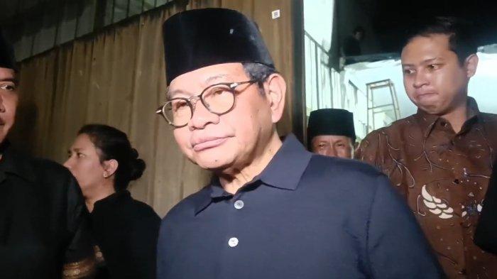 MELAYAT - Gubernur Jakarta Pramono Anung datang bertakziah ke rumah duka suami dari jurnalis senior Najwa Shihab, Ibrahim Assegaf, di Jakarta Selatan, Selasa (20/5/2025). Pramono menyebut mendiang suami Najwa Shihab merupakan sahabat dekatnya.