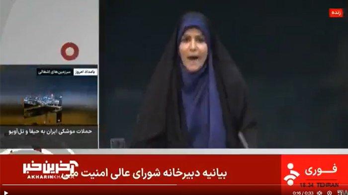 DIBOM SAAT SIARAN - Tangkap layar video pada Senin (16/6/2025) yang menunjukkan presenter kantor penyiaran negara Iran, IRIB, di Teheran sedang membawakan acara. Saat siaran ini, gedung stasiun TV ini dibom oleh jet Israel.