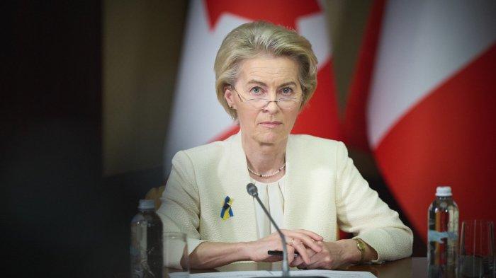 PRESIDEN KOMISI EROPA - Foto ini diambil dari website Kantor Presiden Ukraina pada Selasa (25/2/2025), memperlihatkan Presiden Komisi Eropa, Ursula von der Leyen, hadir dalam acara peringatan 3 tahun invasi Rusia di Ukraina pada Senin (24/2/2025).