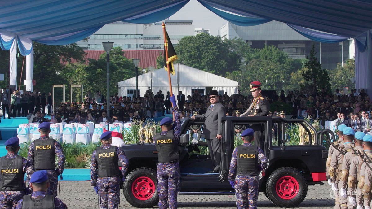 HUT BHAYANGKARA - Presiden Prabowo Subianto didampingi Kapolri Jenderal Listyo Sigit Prabowo saat meninjau pasukan pada acara HUT Bhayangkara ke-79 di Monas, Jakarta Pusat, Selasa (1/7/2025). HUT ke-79 Bhayangkara  mengangkat tema Polri Untuk Masyarakat sebagai cerminan semangat pengabdian dan transformasi kepolisian Repeublik Indonesia. Tribunnews/Jeprima 