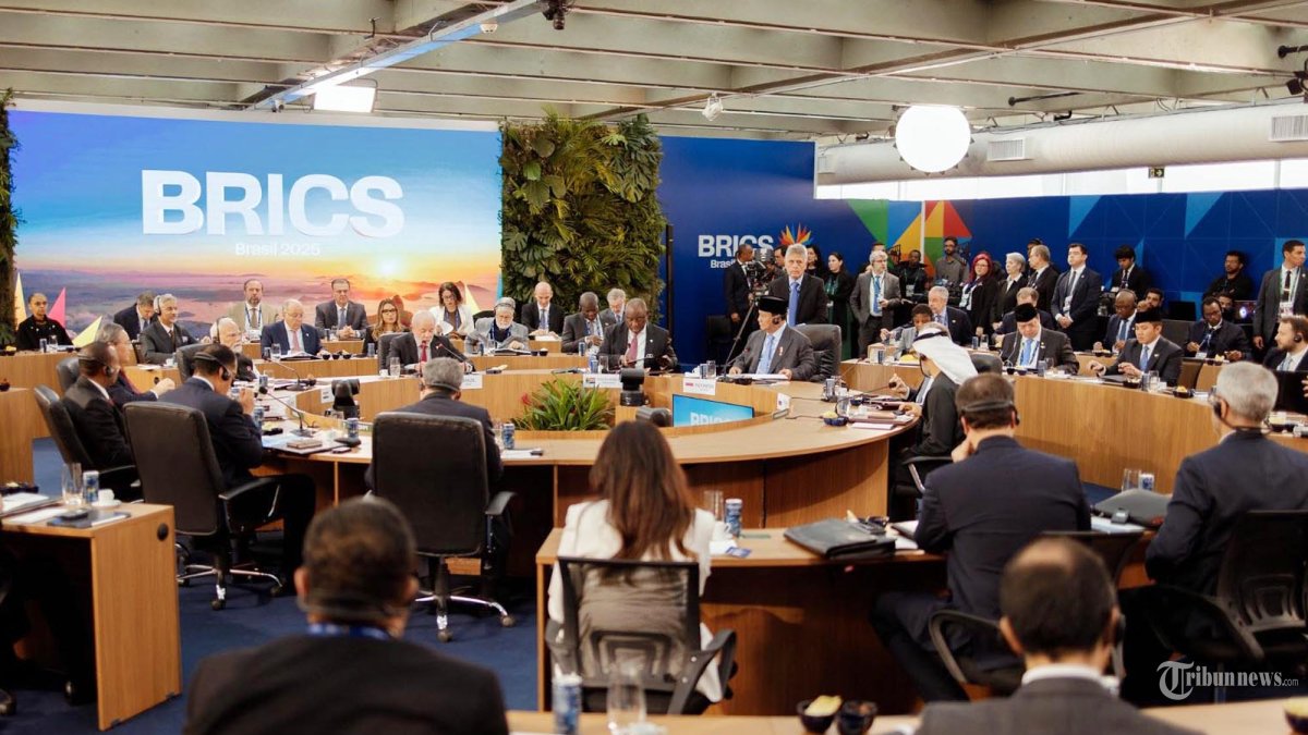 Presiden RI Prabowo Subianto menghadiri pleno Konferensi Tingkat Tinggi (KTT) BRICS 2025 yang digelar di Museum Seni Modern, Rio de Janeiro, Brasil, Minggu (6/7/2025). Dalam sesi bertema ?Peace and Security and the Reform of Global Governance? ini, Prabowo tampak duduk berdampingan dengan para kepala negara dan pemerintahan anggota BRICS. Termasuk, Presiden Brasil Luiz Inacio Lula da Silva yang memimpin jalannya diskusi. (BPMI Setpres/Laily Rachev)