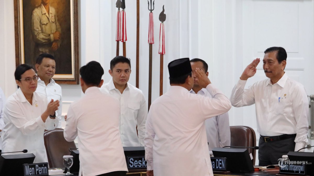 Presiden Prabowo Subianto bersama Wakil Presiden Gibran Rakabuming Raka menyapa sejumlah Menteri Kabinet Merah Putih sebelum memimpin Sidang Kabinet Paripurna di Kantor Presiden, Jakarta, Senin (2/12/2024). Dalam sidang kabinet tersebut Presiden Prabowo Subianto memberi penjelasan mengenai kunjungan kerja ke luar negeri selama beberapa minggu kemarin serta  menyampaikan sejumlah pengarahan mengenai program-program yang akan dijalankan. TRIBUNNEWS/IRWAN RISMAWAN