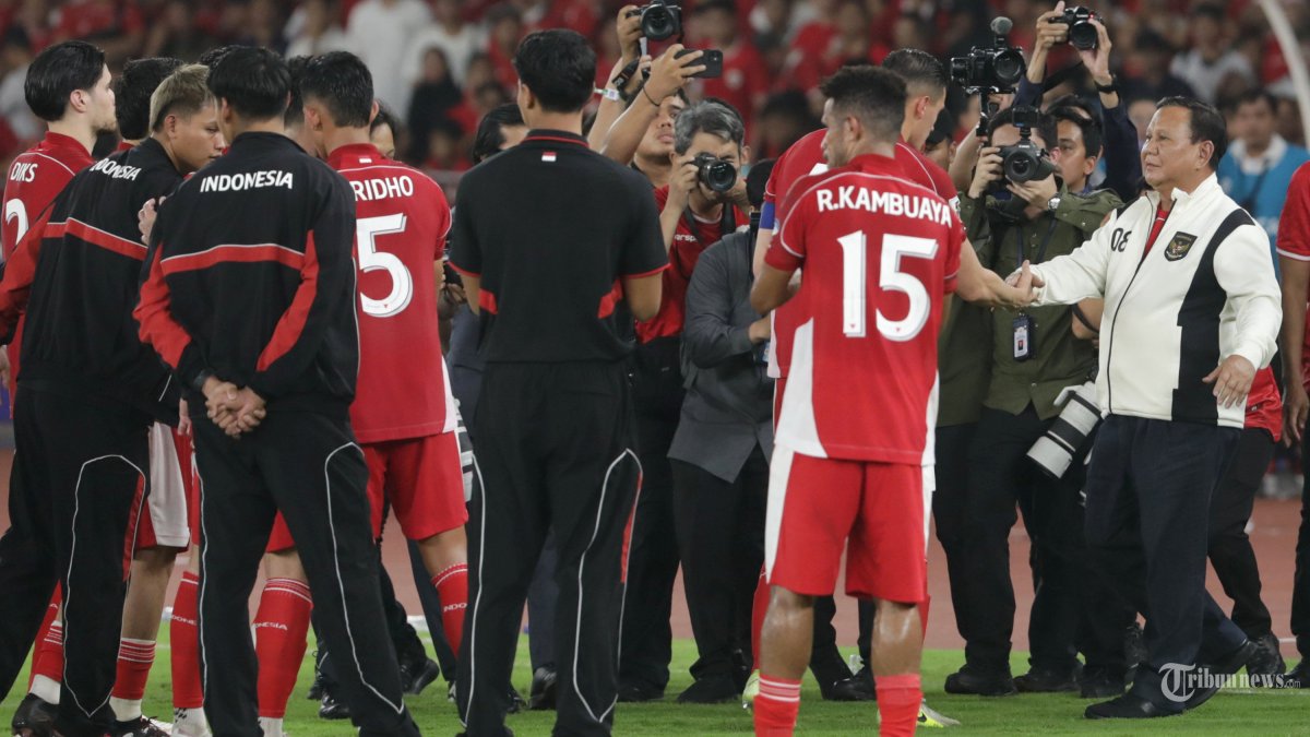 PRABOWO NONTON TIMNAS - Presiden Prabowo Subianto menghampiri pesepak bola Timnas Indonesia usai laga Timnas Indonesia melawan Bahrain dalam babak kualifikasi Piala Dunia 2026 Zona Asia di Stadion Utama Gelora Bung Karno, Senayan, Jakarta, Selasa (25/3/2025). Timnas Indonesia berhasil mengalahkan Bahrain dengan skor 1-0. TRIBUNNEWS/IRWAN RISMAWAN