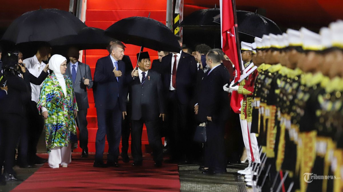 KEDATANGAN ERDOGAN - Presiden RI Prabowo Subianto menyambut langsung kedatangan Presiden Turki Recep Tayyip Erdogan di Halim Perdanakusumah, Jakarta Timur, Selasa (11/2/2025). Tribunnews/Jeprima