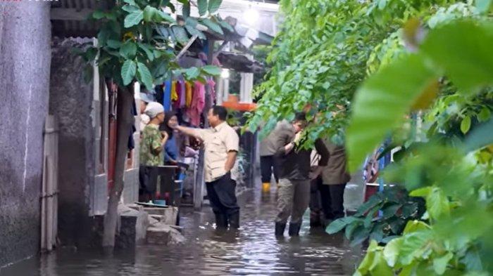 KUNJUNGI KORBAN BANJIR - Momen Presiden Prabowo Subianto mengunjungi warga terdampak banjir di Kampung Tambun Inpres, Desa Buni Bakti, Kecamatan Babelan, Kabupaten Bekasi, Jawa Barat, Sabtu (8/3/2025). Prabowo dengan sepatu boots basah-basahan menyusuri jalan permukiman warga dan sempat buka puasa bersama warga di genangan air. 