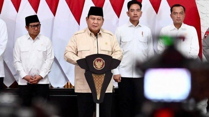 PAJAK AMPLOP KONDANGAN - Presiden Prabowo Subianto didampingi Wakil Presiden Gibran Rakabuming Raka, Mensesneg Prasetyo Hadi dan Menteri Koordinator Pemberdayaan Masyarakat Muhaimin Iskandar, menyampaikan keterangan pers di Pangkalan TNI AU Halim Perdanakusuma, Jakarta (23/1/2025). Terkini, Prasetyo Hadi menjelaskan soal beredaranya isu rencana pajak atas uang amplop kondangan atau sumbangan acara pernikahan.