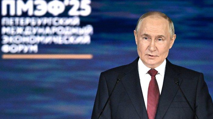 PUTIN HADIRI RAPAT - Foto diambil dari Kantor Presiden Rusia, Sabtu (21/6/2025), memperlihatkan Presiden Rusia Vladimir Putin hadir dalam sidang pleno Forum Ekonomi Internasional St. Petersburg pada Jumat (20/6/2025).