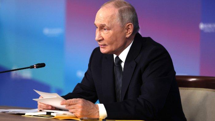 PUTIN BERPIDATO - Foto ini diambil dari Kremlin pada Jumat (28/3/2025), memperlihatkan Presiden Rusia Vladimir Putin berbicara dalam pertemuan tentang pengembangan Zona Arktik Federasi Rusia dan Koridor Transportasi Arktik di Murmansk pada Kamis (27/3/2025).