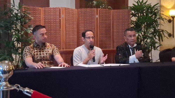 DUGAAN KORUPSI LAPTOP - Mantan Mendikbudristek Nadiem Makarim dan kuasa hukumnya, Hotman Paris Hutapea dalam konferensi pers di Hotel The Dharmawangsa, Jakarta, Selasa (10/6/2025). Nadiem menyampaikan klarifikasi terkait tuduhan keterlibatannya dalam kasus dugaan korupsi pengadaan laptop chromebook di Kemendikbudristek periode 2019-2022. 