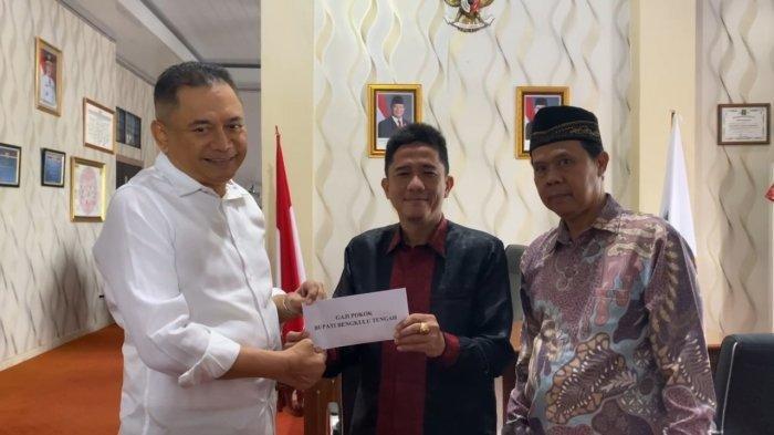 GAJI PERTAMA - Bupati Bengkulu Tengah, Rachmat Riyanto (kiri) saat menyerahkan gaji pertamanya kepada Baznas Bengkulu Tengah, Selasa (4/3/2025). Hal ini merupakan telah disampaikan Rachmat ketika berkampanye dahulu.