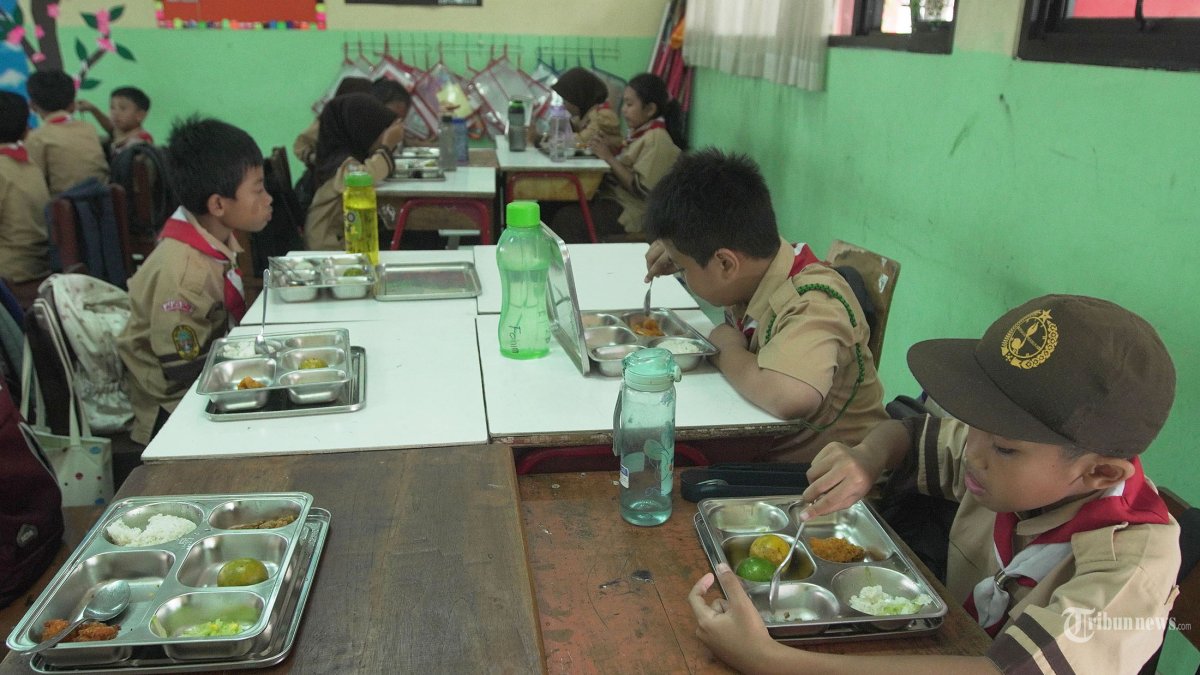 ILUSTRASI PROGRAM MBG - Sejumlah siswa menikmati makanan makan bergizi gratis (MBG) di SDN 03 Jati Pulogadung, Jakarta Timur, Rabu (7/5/2025). Program MBG telah menyasar 3,5 juta penerima manfaat hingga 6 Mei 2025, Selain itu total satuan Pelayanan Pemenuhan Gizi (SPPG) telah mencapai 1.286 dapur dan membuka lapangan kerja sebanyak 48.452 orang. Tribunnews/Jeprima