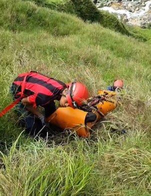 Proses evakuasi jenazah WNA Malaysia bernama Rennie Bin Abdul Ghani yang jatuh di jurang Gunung Rinjani pada Mei 2025 lalu, salah satu petugasnya adalah Agam Rinjani