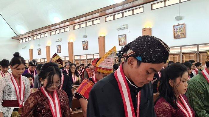 PROSESI MISSIO CANONICA - Siswa SMA Pangudi Luhur Van Lith Berasrama Muntilan, Magelang, Jawa Tengah menjalani prosesi Missio Canonica, Sabtu(12/4/2025).