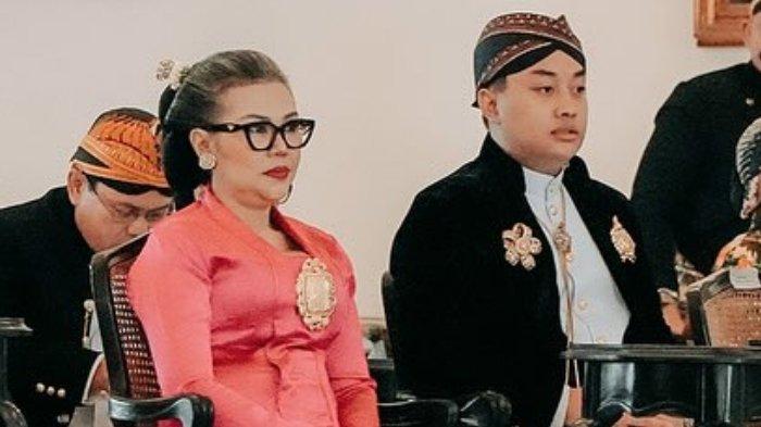 KGPAA HAMANGKUNEGORO - Putra Mahkota Keraton Solo, KGPAA Hamangkungeoro atau Gusti Purboyo (kanan), saat menghadiri acara peringatan kenaikan tahta yang ke-3 tahun SIJ. KGPAA. Mangkoenagara X, pada 8 Februari 2025. Pada Senin (3/3/2025), Pengageng Sasono Wilopo, KPH Dany Nur Adiningrat, membacakan surat klarifikasi KGPAA Hamangkunegoro terkait status Instagram 