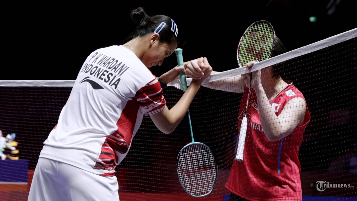 INDONESIA OPEN 2025 - Pebulu tangkis tunggal putri Indonesia Putri Kusuma Wardani berjabat tangan dengan pebulu tangkis tunggal putri Jepang Akane Yamaguchi pada babak perempat final Kapal Api Indonesia Open 2025 di Istora Senayan, Gelora Bung Karno, Jakarta, Jumat (6/6/2025). Putri gagal melaju ke semifinal usai kalah dengan skor 19-21, 20-22. TRIBUNNEWS/IRWAN RISMAWAN