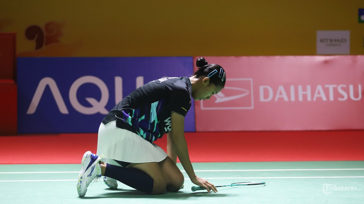 Pebulu tangkis tunggal putri Indonesia Putri Kusuma Wardani saat melawan tunggal putri Taiwan Wen Chi Hsu pada perempat final Daihatsu Indonesia Masters 2025 di Istora Senayan, Jakarta, Jumat (24/1/2025). Putri Kusuma Wardani gagal melaju ke semifinal usai kalah rubber gim dengan skor 21-18, 17-21, dan 14-21. TRIBUNNEWS/HERUDIN