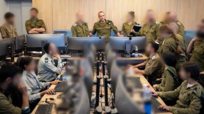 RAPAT MILITER - Direktorat intelijen militer Israel Shlomi Binder berbicara saat rapat di ruang operasi selama serangan Israel terhadap Iran pada 13 Juni 2025.