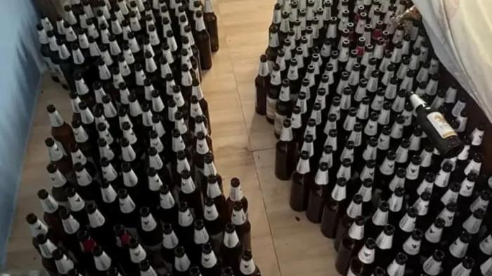 RATUSAN BOTOL BIR - Seratusan botol bir kosong