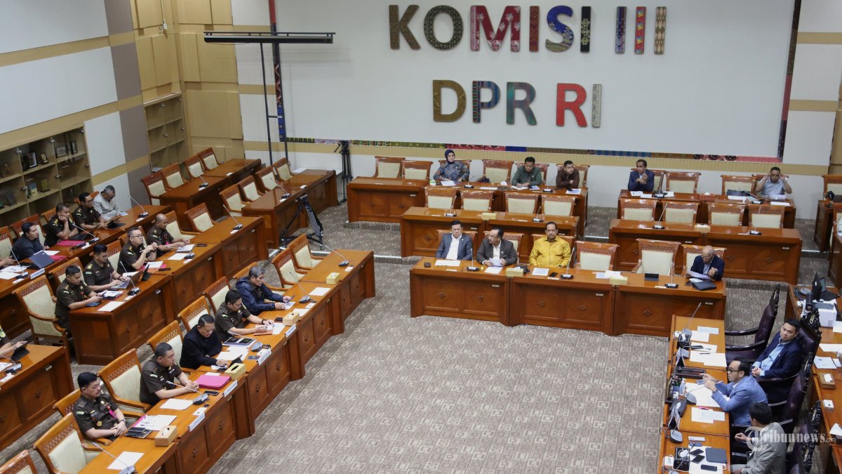 RDP JAMPIDSUS - Suasana Rapat Dengar Pendapat (RDP) Direktur Penyidikan pada Jaksa Agung Muda Pidana Khusus (Jampidsus) Febrie Adriansyah bersama Komisi III DPR di Kompleks Parlemen, Senayan, Rabu (5/3/2025). Rapat tersebut mendengarkan penjelasan Jampidsus terkait penanganan perkara pemberantasan korupsi yang menarik perhatian publik. TRIBUNNEWS/IRWAN RISMAWAN