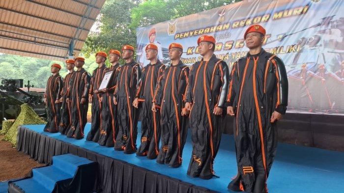 REKOR MURI - Komando Pasukan Gerak Cepat (Kopasgat) TNI Angkatan Udara meraih rekor Museum Rekor Indonesia (MURI) sebagai pasukan pertama yang memiliki regu terjun wingsuit. Rekor tersebut diserahkan Direktur Operasional MURI Yusuf Ngadri kepada Komandan Kopasgat Marsda TNI Deny Muis disaksikan Ketua Komite Terjun Payung PB FASI Irvan Zuladry di Lapangan Tembak Djamsuri Wing Komando I Kopasgat, Halim Perdanakusumah Jakarta pada Jumat (11/7/2025).