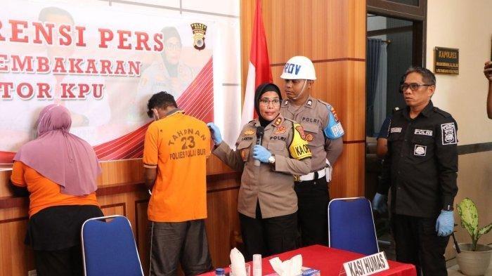 KPU BURU - Polres Buru menggelar konferensi pers terkait terkait kasus pembakaran Kantor KPU Buru, Sabtu (19/4/2025). Dalam keterangan persnya, terungkap dalang pembakaran kantor KPU Buru yakni oleh bendahara KPU Buru sendiri berinisial RH (48), mengenakan hijab pink.