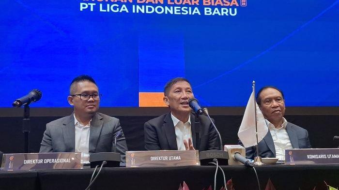 RUPS PT LIB - Operator kompetisi sepakbola Indonesia, PT Liga Indonesia Baru (LIB) saat melakukan konferensi pers usai menggelar Rapat Umum Pemegang Saham (RUPS) di Hotel Langham, Sudirman, Jakarta. Senin (7/7/2025).